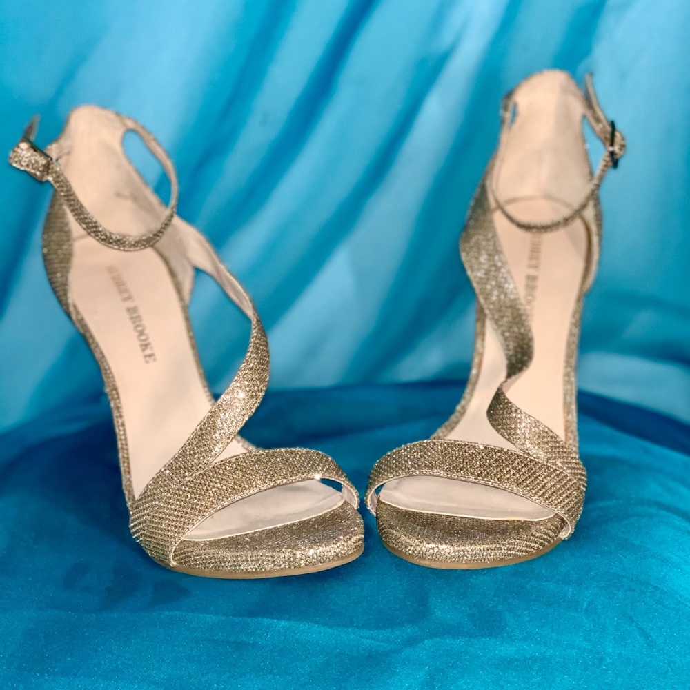 Super cute and sparkly heels!